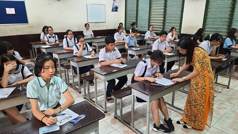 Cán bộ coi thi kiểm tra trước khi bắt đầu môn thi của ngày đầu tiên.