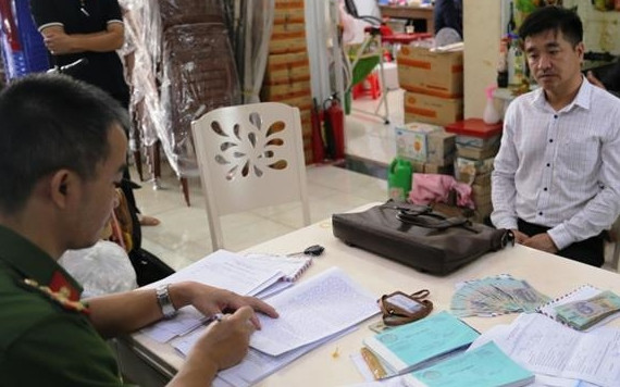 Nguyễn Mạnh Nghĩa bị cơ quan công an bắt quả tang khi đang nhận tiền của cơ sở kinh doanh.