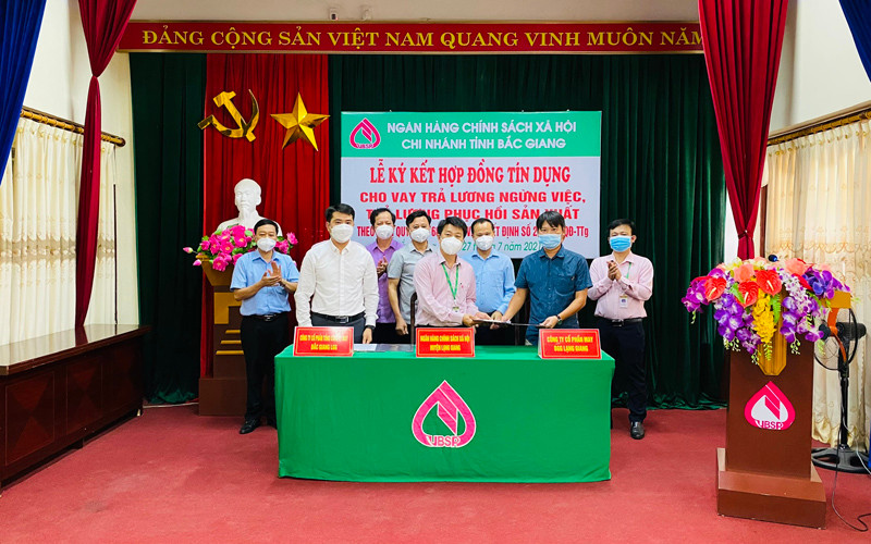 Lễ ký kết tín dụng cho doanh nghiệp vay vốn theo tinh thần nghị quyết 68 của Chính phủ tại Ngân hàng chính sách tỉnh Bắc Giang