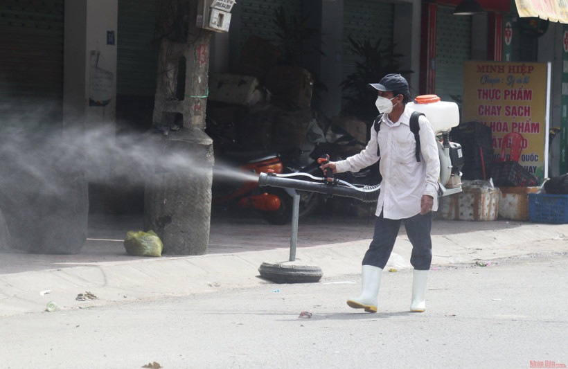 Phun khử trùng khu vực chợ Vinh.