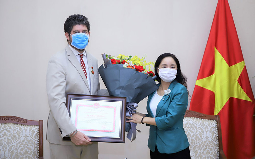 Thứ trưởng Trịnh Thị Thủy trao Kỷ niệm chương Vì sự nghiệp Văn hóa, Thể thao và Du lịch cho ông Michael Croft. (Ảnh: Bộ Văn hóa, Thể thao và Du lịch)