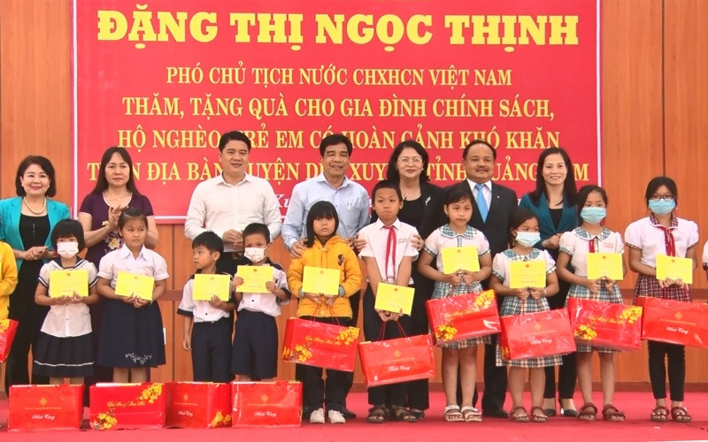 Phó Chủ tịch nước Đặng Thị Ngọc Thịnh trao học bổng trẻ em huyện Duy Xuyên.