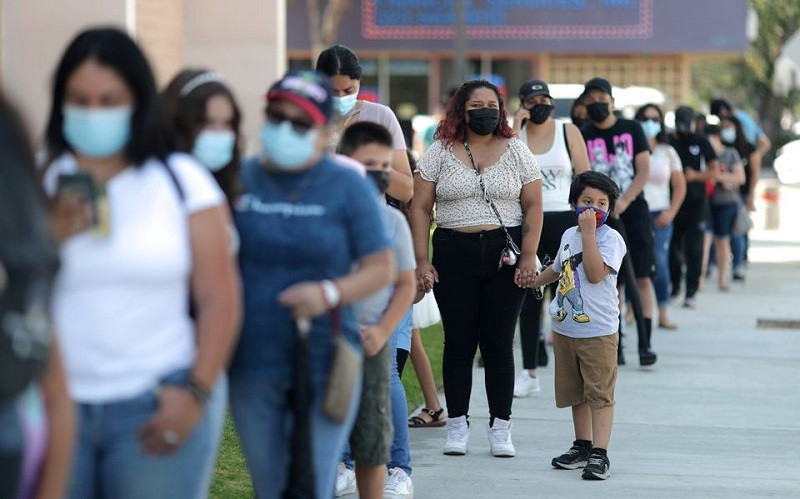 Người dân Mỹ xếp hàng chờ xét nghiệm Covid-19 ở Los Angeles, bang California, Mỹ, ngày 12/8/2021. (Ảnh: REUTERS)