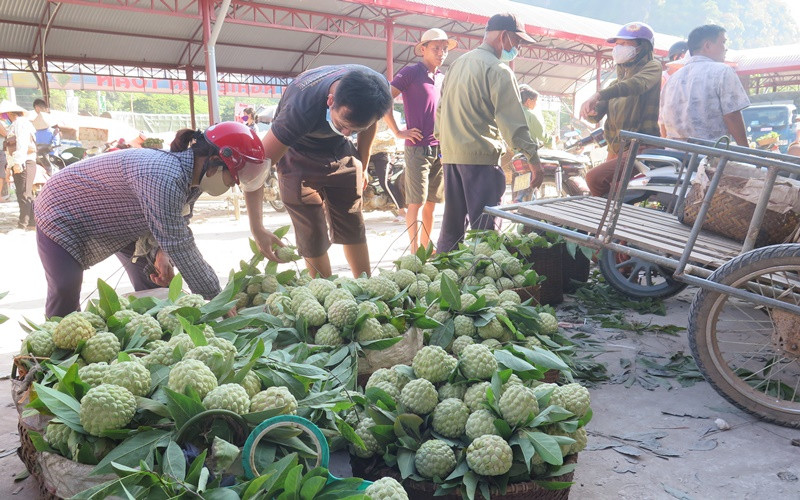 Chợ na Đồng Bành, thị trấn Chi Lăng, luôn tấp nập người mua, kẻ bán.