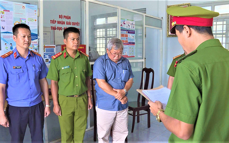 Cơ quan cảnh sát điều tra Công an tỉnh Đắk Lắk đọc lệnh bắt ông Trần Đình Tuấn, nguyên Giám đốc Agribank Hòa Thắng.