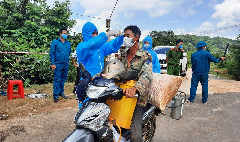 Ngành y tế Đắk Lắk tăng cường kiểm soát người dân ra vào khu vực đang có dịch bạch hầu.