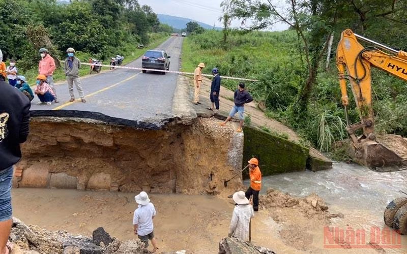 Đơn vị thi công đang khẩn trương khắc phục đoạn đường bị nước cuốn trôi trên Quốc lộ 29 thuộc địa phận xã Sơn Giang, huyện Sông Hinh, Phú Yên.