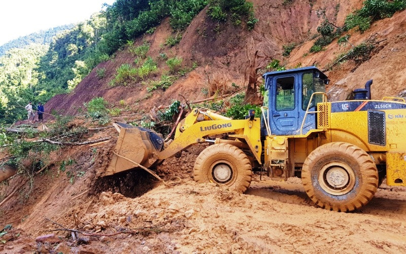 Huy động lực lượng khắc phục đường vào hiện trường. 