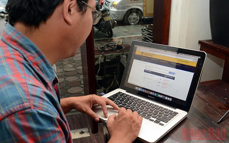 Phụ huynh tìm hiểu, đăng ký thông tin tuyển sinh đầu cấp trực tuyến. (Ảnh: Duy Linh)