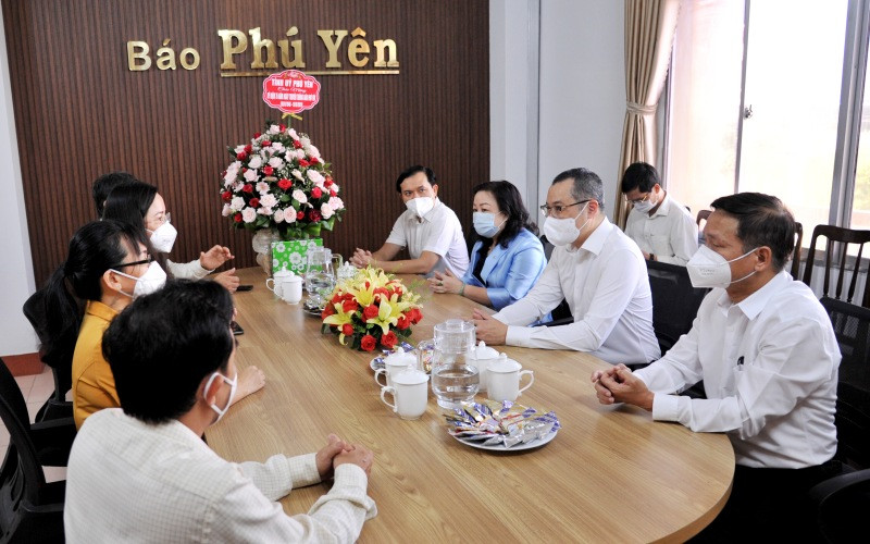 Ủy viên Trung ương Đảng, Bí thư Tỉnh ủy Phú Yên Phạm Đại Dương và lãnh đạo tỉnh thăm, chúc mừng 75 năm Ngày truyền thống Báo Phú Yên.