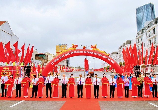 Thủ tướng cắt băng khánh thành nút giao thông nam cầu Bính. 