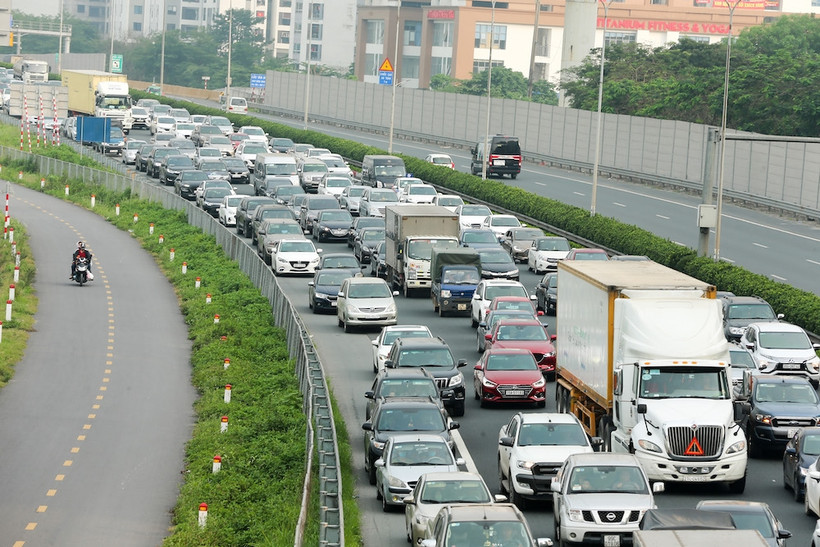 Ghi nhận của PV hàng ngàn phương tiện đổ về Thủ đô vào chiều 3-5, ùn tắc kéo dài trên cao tốc Pháp Vân – Cầu Giẽ.
