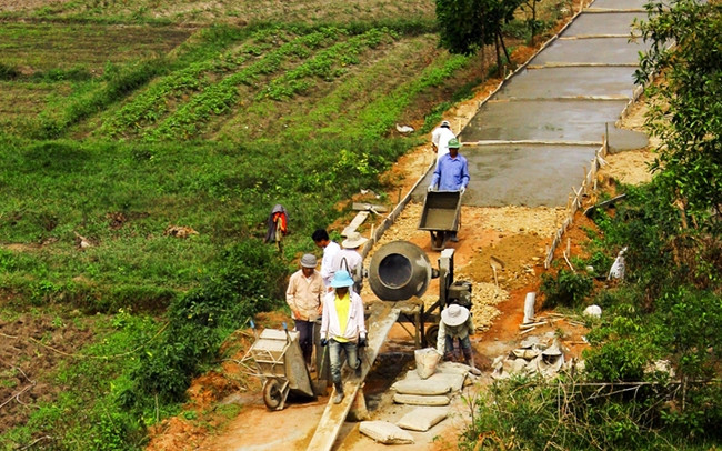 Bê-tông hóa giao thông nội đồng ở huyện Hải Lăng (tỉnh Quảng Trị) phục vụ xây dựng nông thôn mới. Ảnh: Lâm Quang Huy