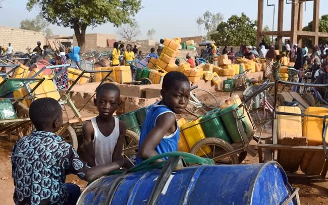 Xếp hàng chờ mua nước sinh hoạt ở Buốc-ki-na Pha-xô. Ảnh TRT WORLD
