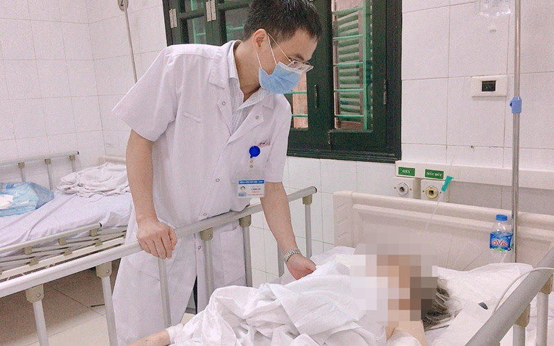 Cụ bà phải bỏ 1/3 cánh tay trái sau khi bị chó cắn.