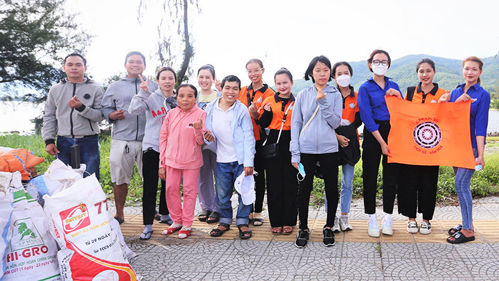 Đồng hành cùng nhóm Hòa nhập xanh là các bạn trẻ yêu môi trường.