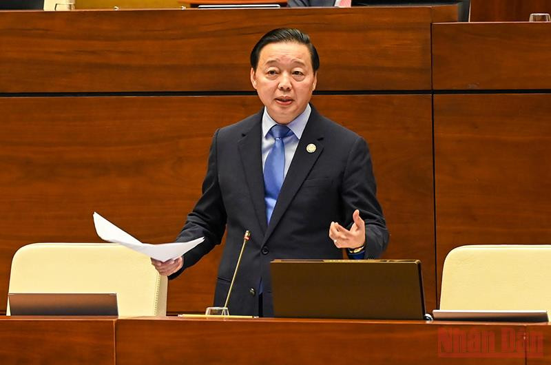 Bộ trưởng Tài nguyên và Môi trường Trần Hồng Hà trả lời chất vấn các vấn đề đại biểu Quốc hội nêu. (Ảnh: DUY LINH)