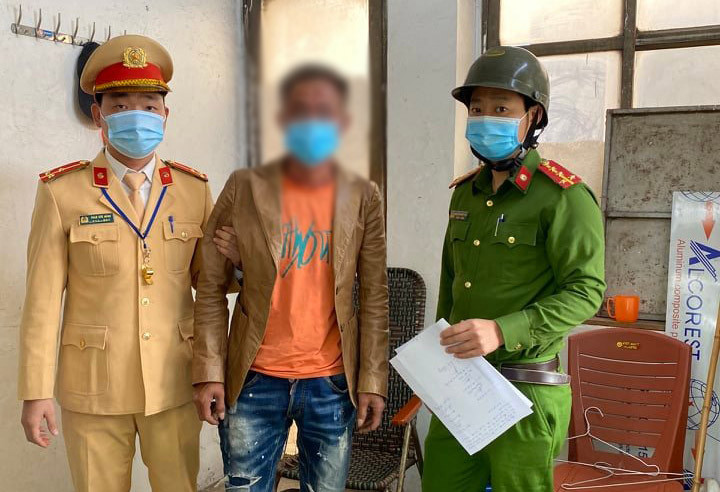 Nam thanh niên có ý định tự tử (ở giữa) được công an giải cứu.