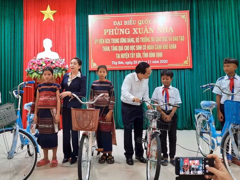 Bộ trưởng GD-ĐT Phùng Xuân Nhạ tặng xe đạp cho học sinh tại Bình Định