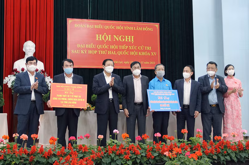 Đồng chí Phan Đình Trạc trao quà tặng công nhân và người lao động khó khăn tỉnh Lâm Đồng.