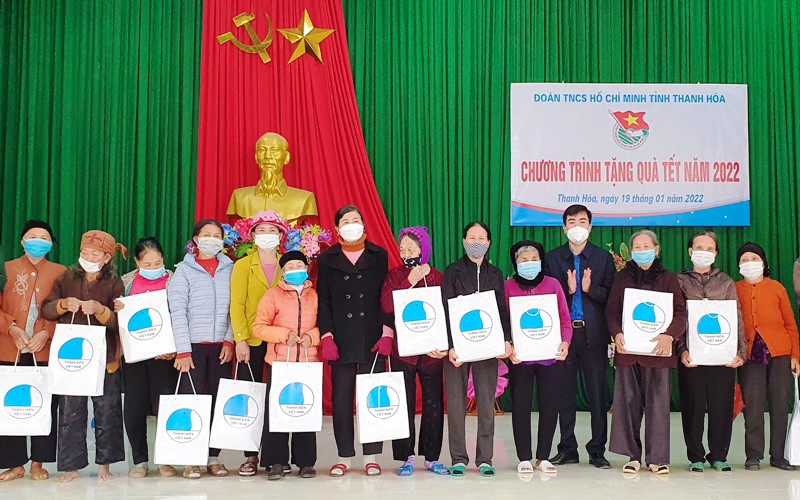 Bí thư Tỉnh đoàn Thanh Hóa trao quà cho người dân có hoàn cảnh khó khăn xã Nga Tiến.