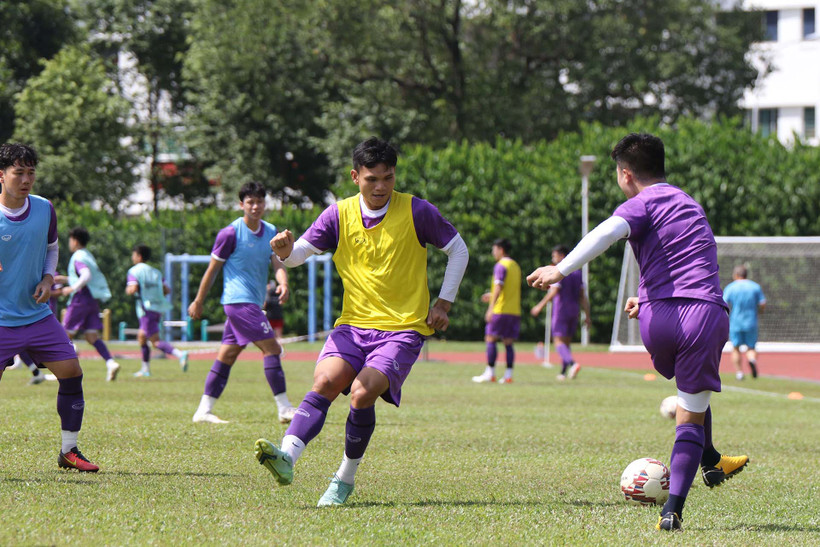 Các tuyển thủ tập luyện trước trận gặp Malaysia. (Ảnh: VFF)