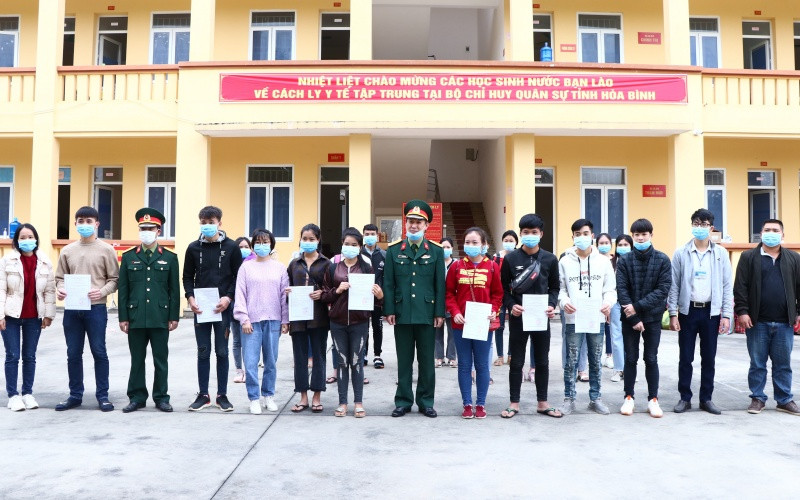 Đại diện Bộ Chỉ huy Quân sự tỉnh Hòa Bình trao giấy chứng nhận hoàn hành cách ly cho các sinh viên.