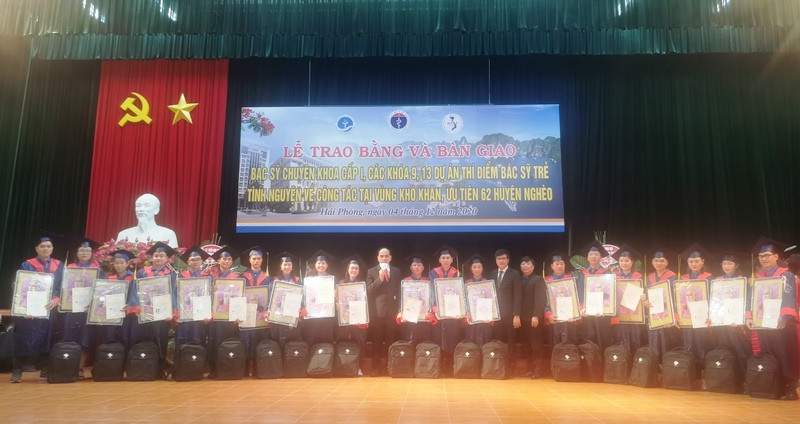 Trao bằng và bàn giao 60 bác sĩ trẻ về công tác tại vùng khó khăn. 