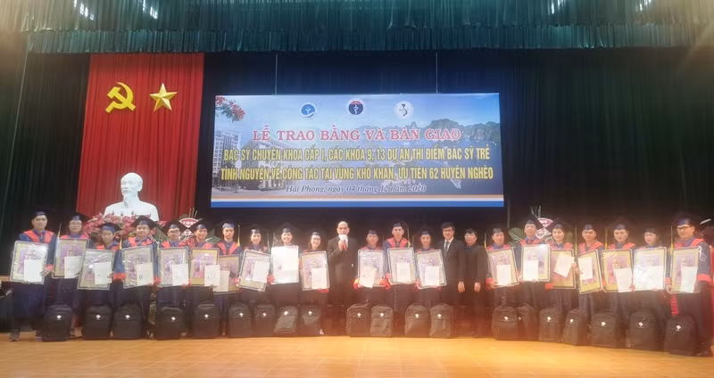 Trao bằng và bàn giao 60 bác sĩ trẻ về công tác tại vùng khó khăn. 