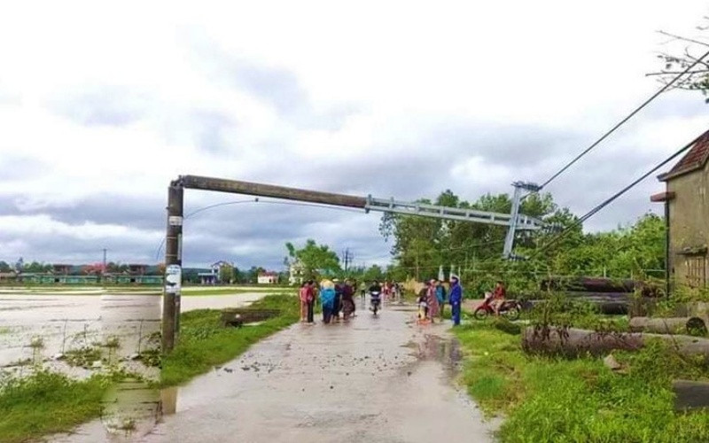 Cột điện gãy đổ giữa đường.