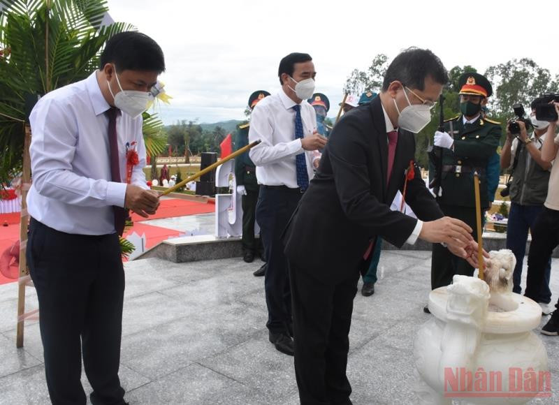 Bí thư Thành ủy Đà Nẵng Nguyễn Văn Quảng và lãnh đạo TP Đà Nẵng dâng hương tại Bia chiến tích Gò Hà.