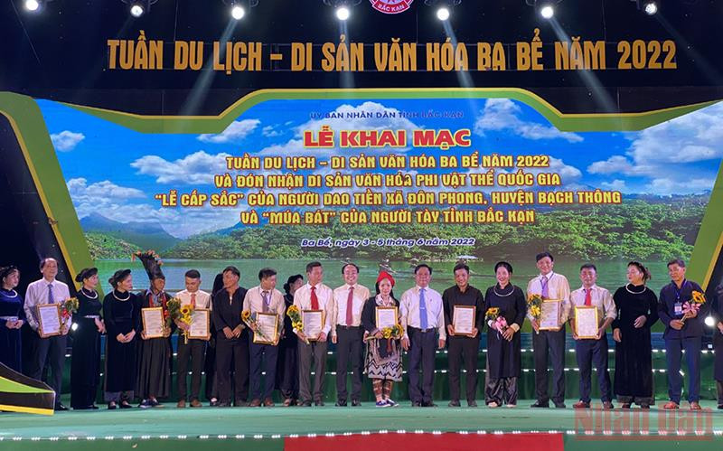Công bố trao Quyết định công nhận di sản văn hóa phi vật thể cấp quốc gia cho các địa phương, nghệ nhân. 