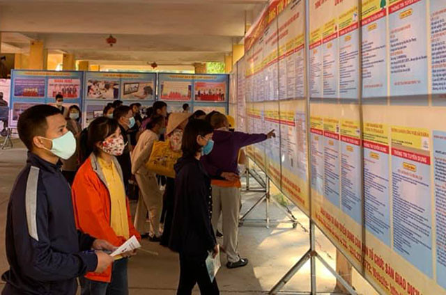 Lao động tìm hiểu thông tin tại Phiên giao dịch việc làm quận Nam Từ Liêm, Hà Nội (Ảnh: HCES).