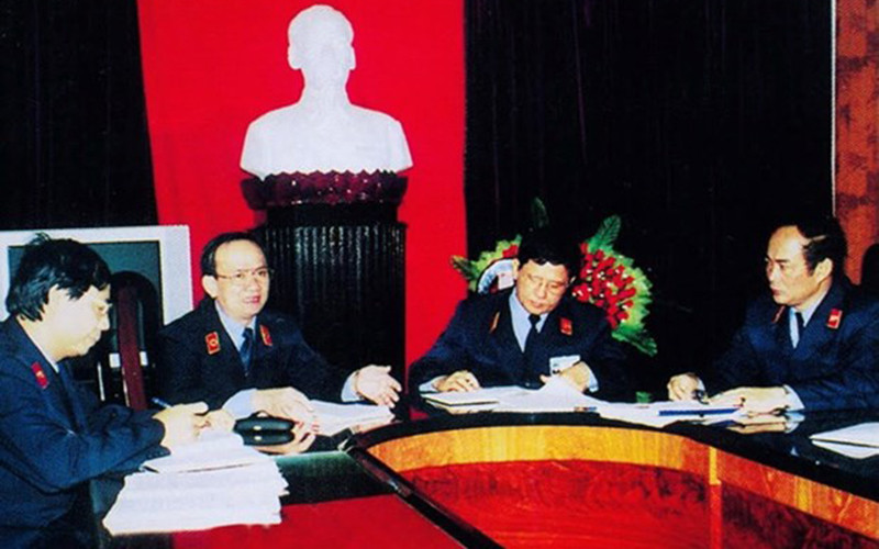 Đồng chí Hà Mạnh Trí (thứ hai từ trái sang). (Ảnh: Baovephapluat.vn)