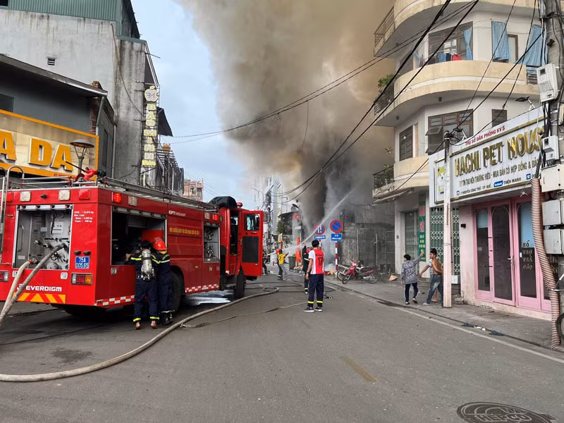 Lực lượng chức năng tiếp cận hiện trường, khống chế đám cháy.