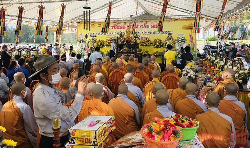 Lễ tưởng niệm và cầu siêu tại bờ biển Cửa Đại. 