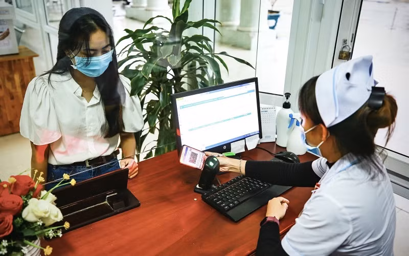 Người dân sử dụng hình ảnh thẻ BHYT trên ứng dụng VssID để đăng ký KCB BHYT tại Bệnh viện đa khoa khu vực miền núi phía bắc Quảng Nam. (Ảnh: Trung Tâm)