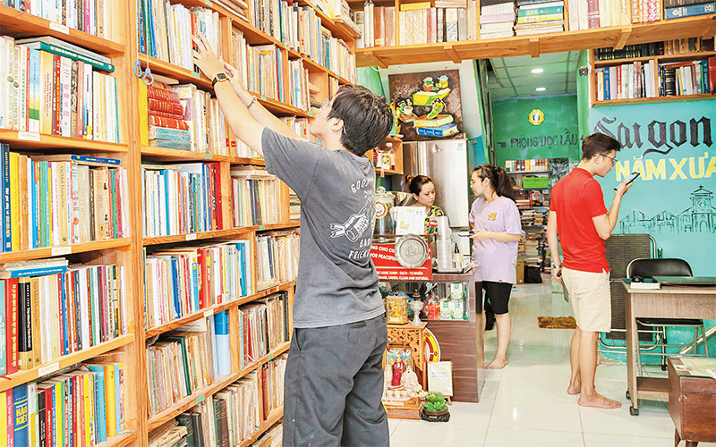 Nhiều tiệm sách cũ thu hút đông đảo giới trẻ đến tìm mua.
