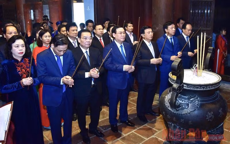 Bí thư Thành ủy Hà Nội Vương Đình Huệ cùng các đồng chí lãnh đạo Trung ương, thành phố Hà Nội cùng các đại biểu dâng hương tưởng niệm danh nhân Chu Văn An tại Văn Miếu - Quốc Tử Giám. (Ảnh: DUY LINH)