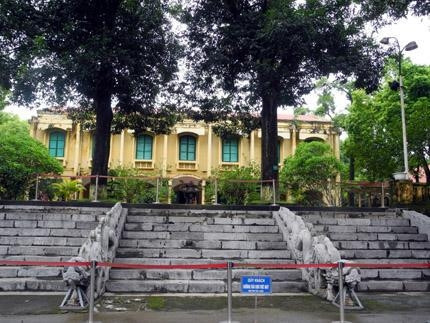 Thềm rồng đá trước nền điện Kính Thiên.