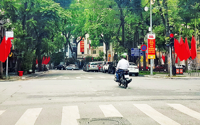 Không chở khách, không giao hàng, nhưng tài xế xe ôm công nghệ này vẫn vượt đèn đỏ. Ảnh | Mạnh Trường