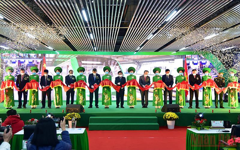 Các đại biểu thực hiện nghi lễ cắt băng khánh thành. (Ảnh: Thành Đạt)