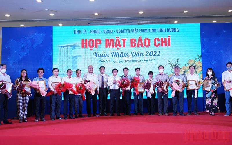 Đại diện lãnh đạo tỉnh Bình Dương trao thư cảm ơn cho các cơ quan báo chí trong và ngoài tỉnh.