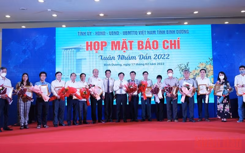 Đại diện lãnh đạo tỉnh Bình Dương trao thư cảm ơn cho các cơ quan báo chí trong và ngoài tỉnh.
