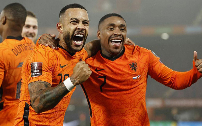 Bergwijn (phải) và Depay giúp Hà Lan giành vé dự VCK World Cup 2022. (Nguồn: Getty Images)
