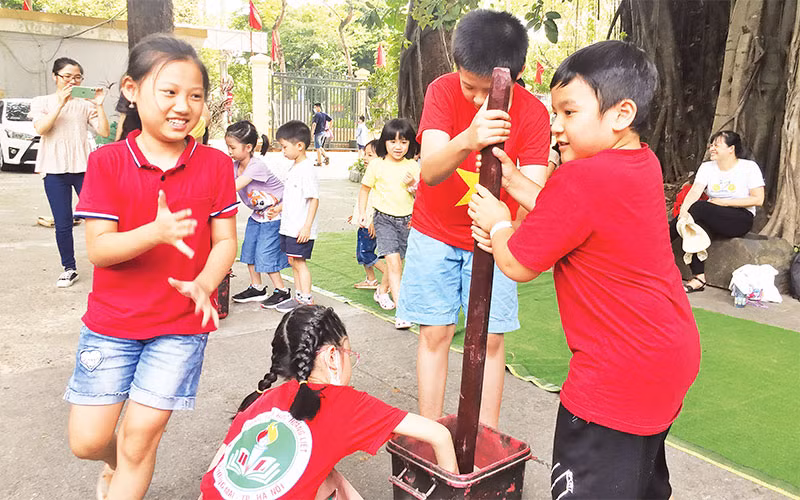 Các em học sinh tham gia thử thách "đóng cọc Bạch Ðằng". 