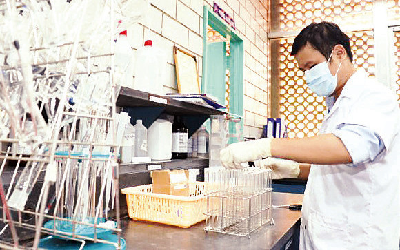 Kiểm nghiệm chất lượng nước đầu ra tại Nhà máy nước Thủ Ðức.