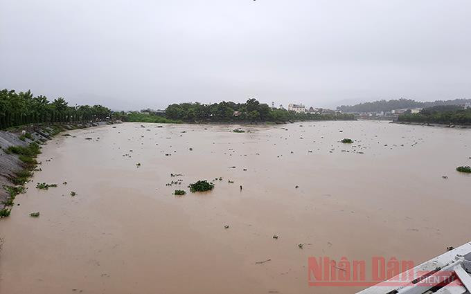 Nước sông Nậm Rốm ở thành phố Điện Biên dâng cao trong đợt mưa lũ ngày 6-8 vừa qua (Ảnh: Lê Lan).