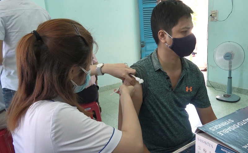 Đẩy nhanh tiến độ tiêm vaccine phòng Covid-19 cho người dân. 