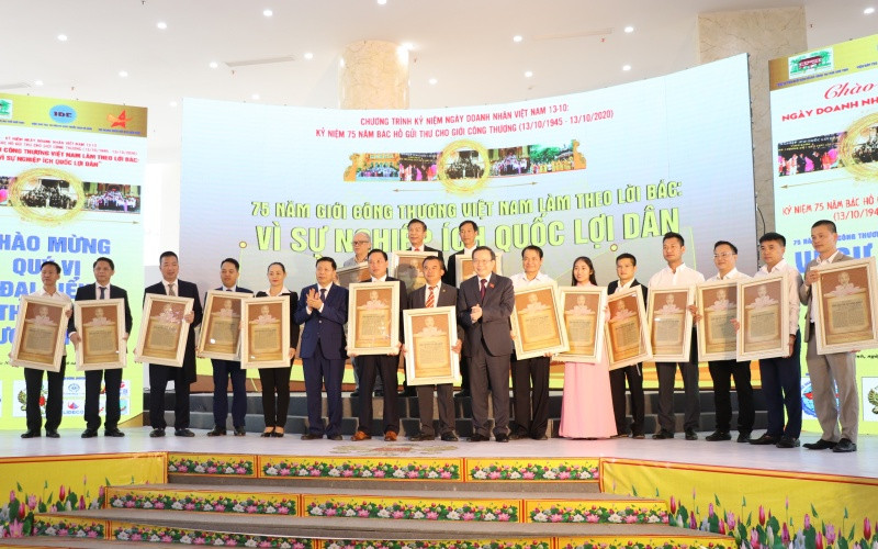 Phó Chủ tịch Quốc hội Phùng Quốc Hiển trao tặng kỷ vật Phiên bản gốc bức thư Bác Hồ gửi giới Công thương Việt Nam năm 1945.